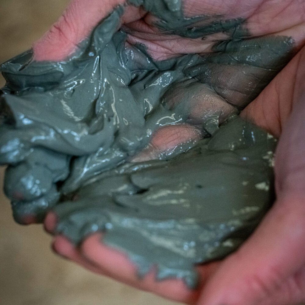 Texture de la boue marine KELPY de Noirmoutier pour les soins des membres et du corps des chevaux